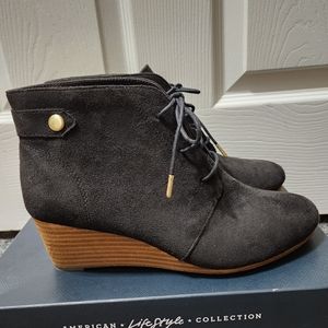 Women's size 8 black Dr. Scholls ankle boots.